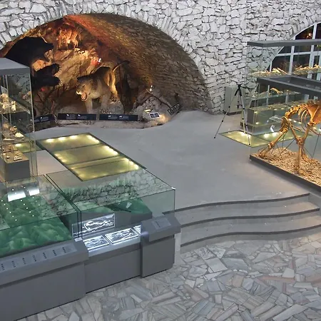 Stronski Park Aktywnosci Jaskinia Niedzwiedzia ホリデーパーク Stronie Śląskie